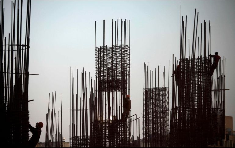 En la industria de la construcción, la inversión descendió 8.0% en octubre. AP/ARCHIVO