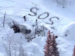 Tyson Steele hizo señales al helicóptero que se acercaba. Había dibuado con cenizas un enorme SOS en la nieve. EFE/EPA/Alaska State Troopers