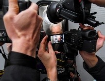 Assange, rodeado de periodistas, fue llevado a una sala para reunirse con su abogada Gareth Peirce. AP/A. Pezzali