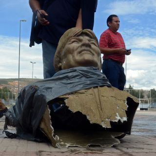 Quitan a martillazos figura de Evo Morales en Bolivia