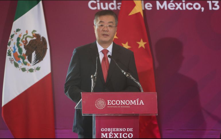 El embajador de China en México, Zhu Qingqiao, participa este lunes en una rueda de prensa en la Ciudad de México. EFE/M. Guzmán