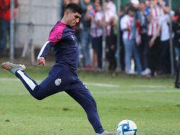 De momento. Víctor Guzmán no puede presentarse a entrenar con Chivas. Imago7 / ARCHIVO