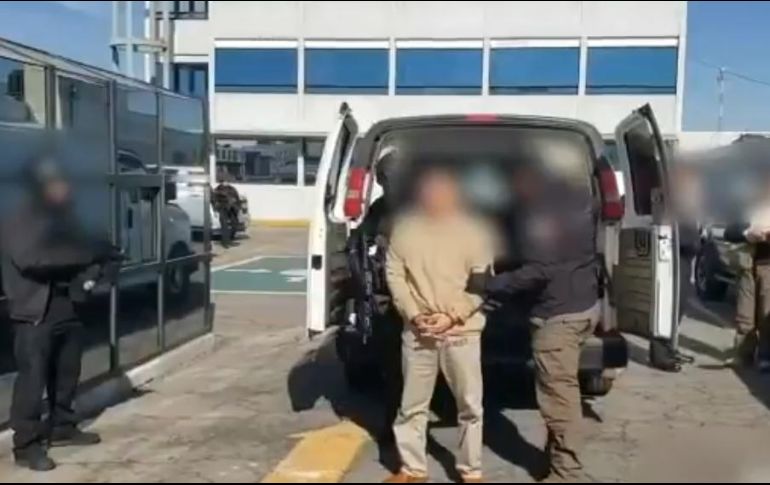 Los sospechosos fueron entregados a las autoridades estadounidenses en el Aeropuerto Internacional de Toluca. ESPECIAL/FGR