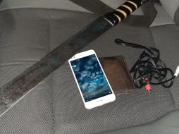 Al malenate le localizaron un celular Huawei dorado y una cartera. ESPECIAL / Policía de Tlajomulco