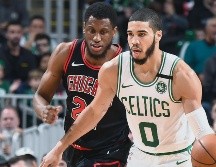 EJE. Jayson Tatum (#0) continúa siendo la figura de los Celtics y anoche lideró a su equipo ante los Bulls. AFP / B. Babieneau