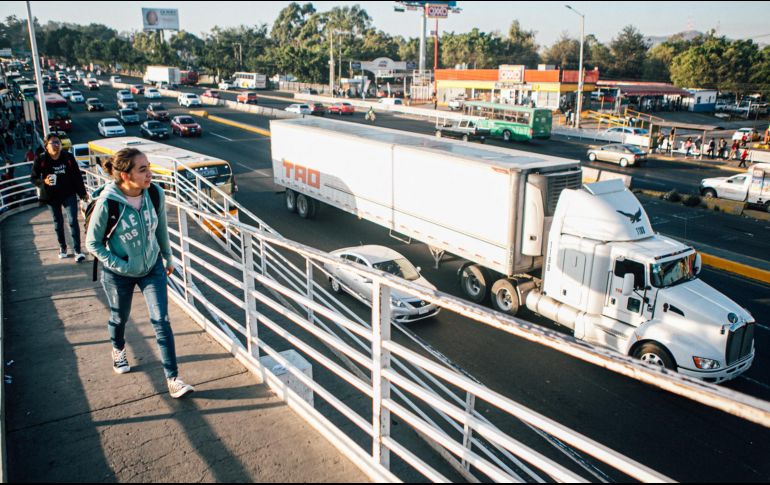 La carretera a Chapala fue uno de los puntos de la ciudad en los que conductores y comerciantes observaron disminución del tráfico por la restricción de paso a los camiones de carga pesada. EL INFORMADOR/G. Gallo