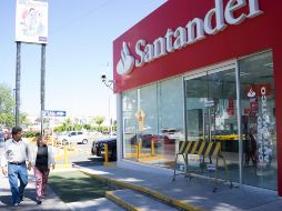 Santander afirmó que cuando el ciudadano acudió al banco a sacar el dinero, se cumplió con todas las medidas de seguridad que establecen los protocolos. EL INFORMADOR / ARCHIVO