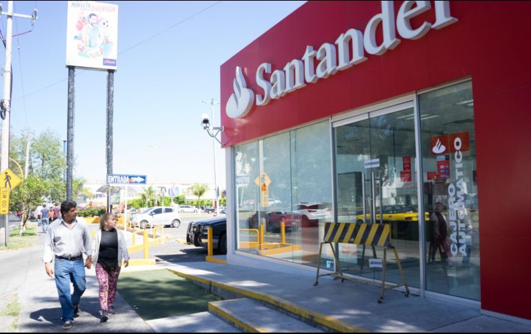 Santander afirmó que cuando el ciudadano acudió al banco a sacar el dinero, se cumplió con todas las medidas de seguridad que establecen los protocolos. EL INFORMADOR / ARCHIVO