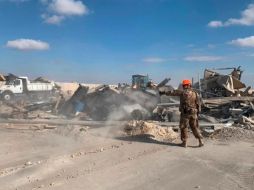 La base iraquí de Ain al-Asad, con presencia de militares estadounideses, fue blanco de misiles iraníes el pasado 7 de enero. En la imagen, labores de remoción de escombros. AP/ARCHIVO