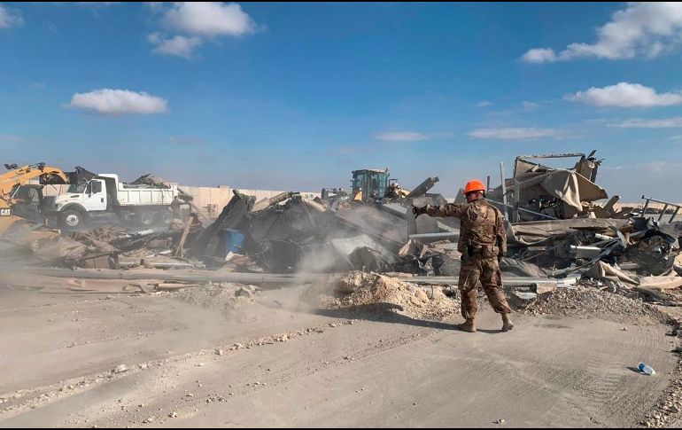 La base iraquí de Ain al-Asad, con presencia de militares estadounideses, fue blanco de misiles iraníes el pasado 7 de enero. En la imagen, labores de remoción de escombros. AP/ARCHIVO