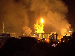 El estallido provocó un gran incendio y una columna de humo visibles a varios kilómetros de distancia. AP/D. Oliete