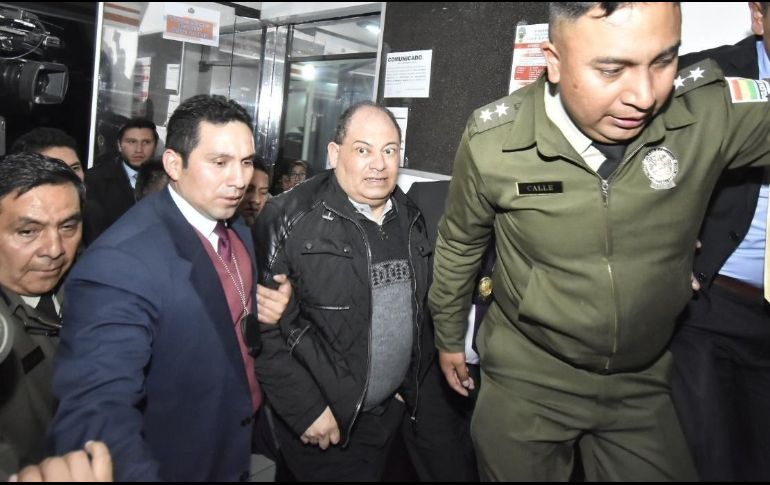 Elementos de la Policía Boliviana subieron en un automóvil blanco a Romero para trasladarlo a dependencias de Fiscalía. TWITTER/@ejutv