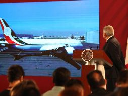 El Presidente Andrés Manuel López Obrador observa en una pantalla el avión presidencial que se envió a EU para su venta. EFE/M. Guzmán
