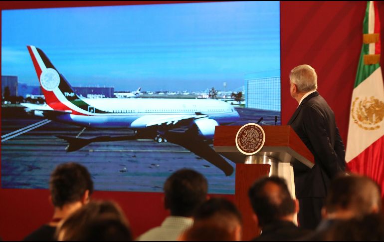 El Presidente Andrés Manuel López Obrador observa en una pantalla el avión presidencial que se envió a EU para su venta. EFE/M. Guzmán