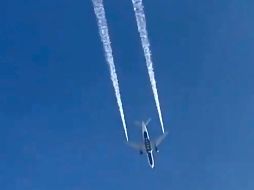 Imagen de video del avión que libera de combustible sobre Los Ángeles para reducir el peso de aterrizaje. AP/M. Hartman