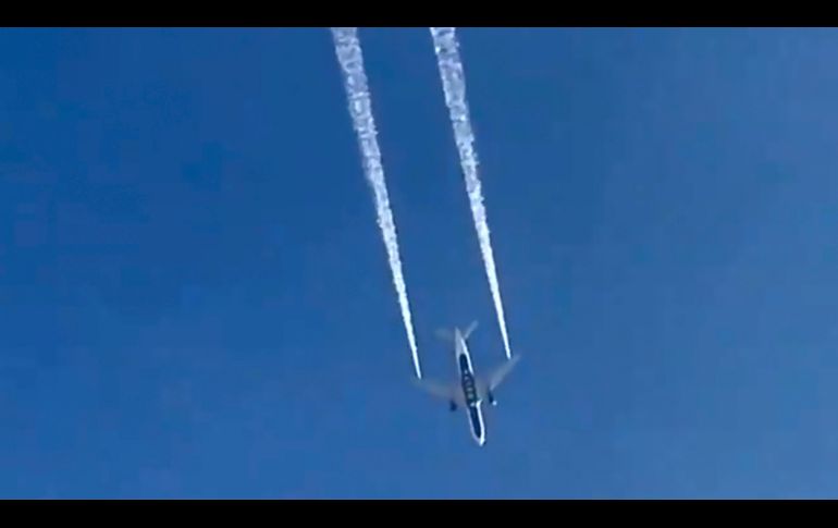 Imagen de video del avión que libera de combustible sobre Los Ángeles para reducir el peso de aterrizaje. AP/M. Hartman
