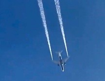 Imagen de video del avión que libera de combustible sobre Los Ángeles para reducir el peso de aterrizaje. AP/M. Hartman