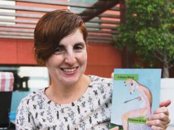 Liliana Blum. La autora posa con su libro de cuentos “Tristeza de los cítricos”. EL INFORMADOR/E. Barrera