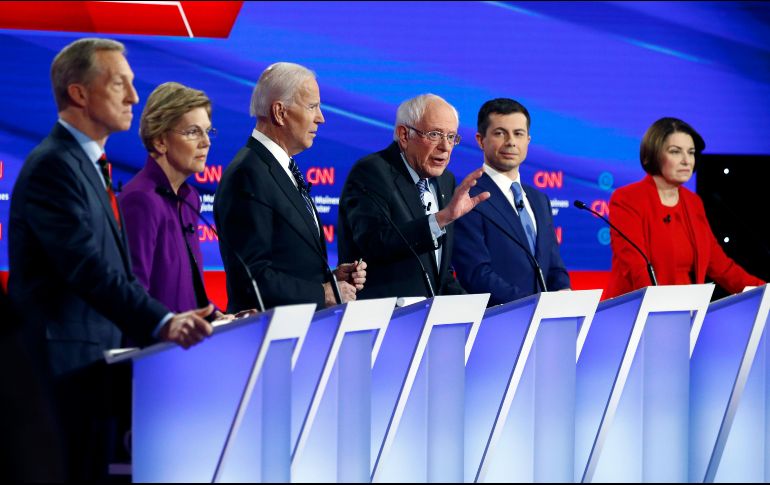 Los seis precandidatos demócratas en el debate, a tres semanas del inicio del proceso de elecciones primarias. AP/P. Semansky