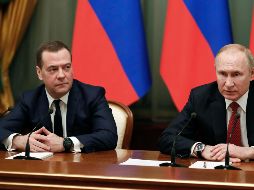 Putin agradeció a Medvedev (I) su trabajo al frente del Gobierno y se mostró ''satisfecho'' con su gestión. EFE / D. Astakhov