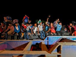 Unos mil 500 migrantes irregulares hondureños emprenden una nueva caravana a pie y sin visa de la ciudad de San Pedro Sula, en el norte de Honduras, hacia Guatemala, México y Estados Unidos. AFP / O. Sierra