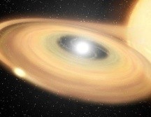 La estrella binaria V Sagittae contiene una enana blanca que roba material de una estrella compañera más grande, mientras las dos giran en espiral, una hacia la otra. NASA