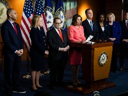 Nancy Pelosi hizo el anuncio acompañada de los legisladores en una rueda de prensa en el Capitolio, en WaWashington, DC. AP/M. Rourke