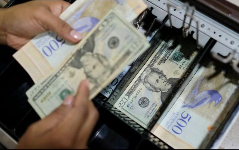 Los expertos creen que ya hay más dólares que bolívares en el país. GETTY IMAGES