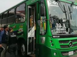 Durante su recorrido de vigilancia sobre por Avenida México y Pedro Antonio Buzeta, elementos de seguridad identificaron que en dicha unidad, una persona les hacía señas por la ventana, por lo que los elementos, abordaron el camión. logrando la aprehensión de dos personas. ESPECIAL/ Policía de Guadalajara