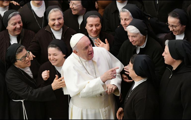 El Papa saluda a religiosas este miércoles en el Vaticano, durante la audiencia general semanal. AFP/A. Pizzoli
