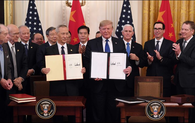 Donald Trump y el viceprimer ministro Liu He ofrecieron una conferencia de prensa en medio de un tono conciliador. AFP/S. Loeb