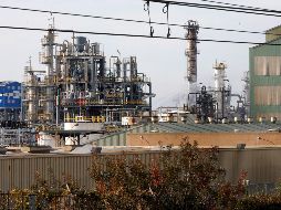 Vista del polígono y alrededores donde se ubica IQOXE, la empresa química que ayer sufrió una explosión en su complejo industrial de La Canonja. EFE/S. Sáez