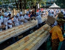 Unos mil 500 panaderos y reposteros necesitaron casi cuatro horas para armar el pastel, utilizando unas 12 toneladas de azúcar y harina. AFP/A. Sankar