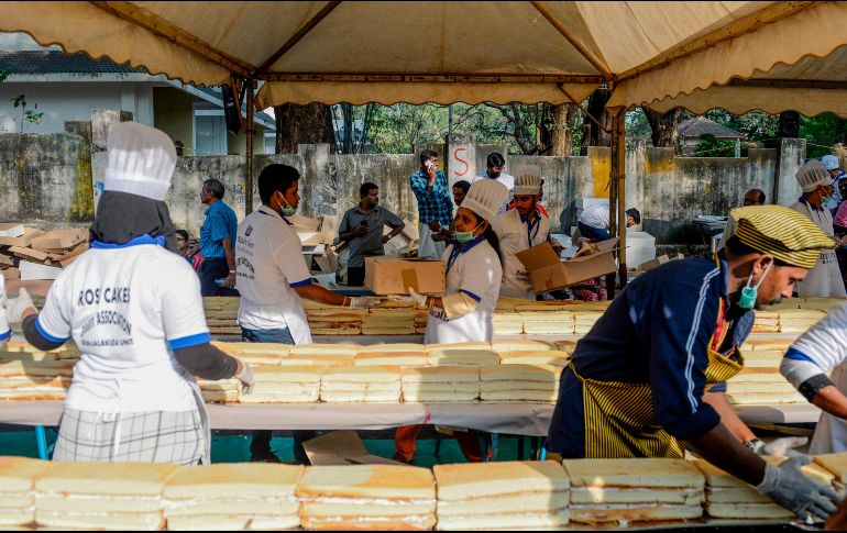 Unos mil 500 panaderos y reposteros necesitaron casi cuatro horas para armar el pastel, utilizando unas 12 toneladas de azúcar y harina. AFP/A. Sankar