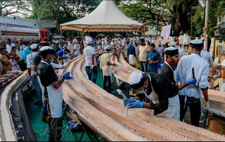 Unos mil 500 panaderos y reposteros necesitaron casi cuatro horas para armar el pastel, utilizando unas 12 toneladas de azúcar y harina. AFP/A. Sankar
