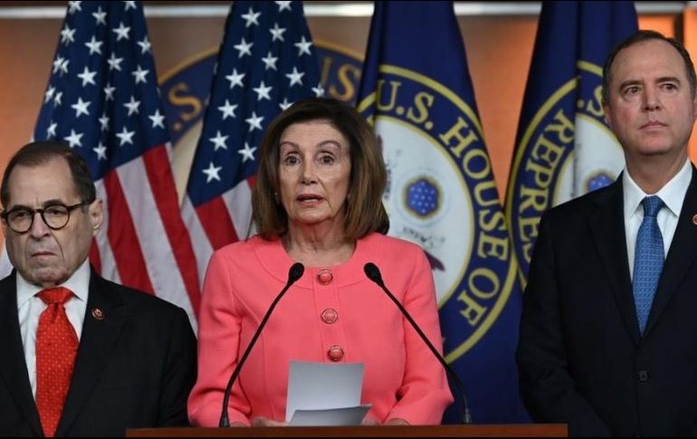 La presidenta de la Cámara de Representantes, Nancy Pelosi, presentó a Jerry Nadler (izq.) y Adam Schiff (der.) como dos de los congresistas demócratas que actuarán como fiscales en el 