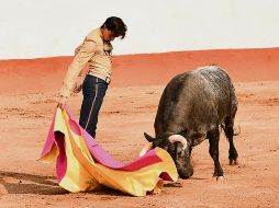 A lucir. Como parte de su preparación para su gira en México, el diestro sudamericano realizó labores de tienta en la ganadería jalisciense de Pablo Moreno. ESPECIAL/G. Espinosa