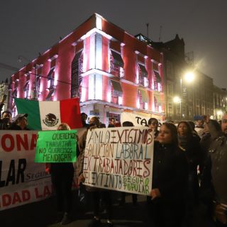 Ex trabajadores del Seguro Popular se manifiestan en Palacio Nacional