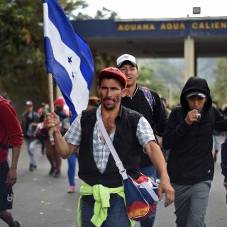 Más de mil hondureños de caravana cruzan hacia Guatemala