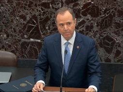 El demócrata Adam Schiff, presidente del Comité de Inteligencia de la Cámara Baja, fue el encargado de leer los cargos políticos ante los senadores. AP/Senate Television