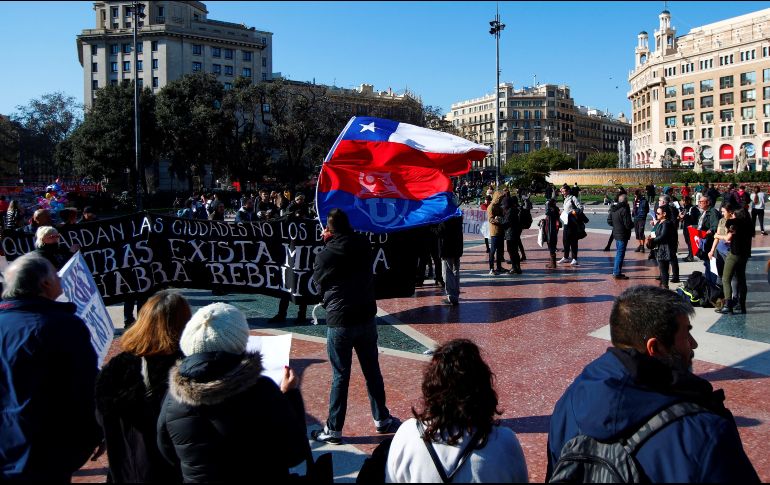 Un centenar de personas se manifiesta contra los actos de tortura en Chile en Barcelona, España. EFE/A. García