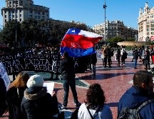 Un centenar de personas se manifiesta contra los actos de tortura en Chile en Barcelona, España. EFE/A. García