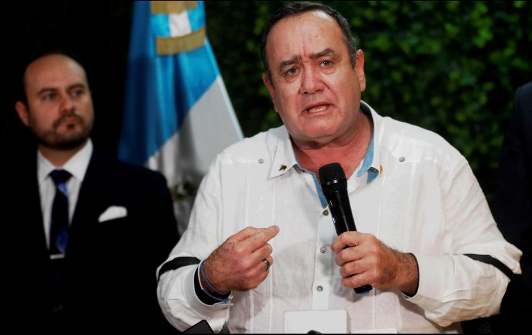 Imagen del 12 de octubre de 2019 que muestra a Alejandro Giammattei (d) durante una conferencia de prensa en el aeropuerto la Aurora, en Ciudad de Guatemala. EFE/E. Biba