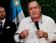 Imagen del 12 de octubre de 2019 que muestra a Alejandro Giammattei (d) durante una conferencia de prensa en el aeropuerto la Aurora, en Ciudad de Guatemala. EFE/E. Biba