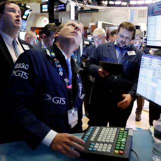 Wall Street cierra con récords, aliviada por acuerdos comerciales