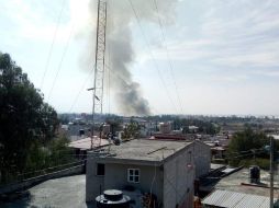 El estallido generó una enorme columna de humo visible a varios kilómetros de distancia. ESPECIAL