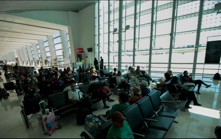 Llega a Guadalajara vuelo con migrantes repatriados de EU