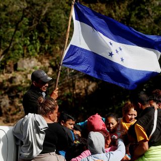 López Obrador ofrece más de cuatro mil empleos a caravana migrante