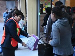Padres de familia estuvieron de acuerdo con las medidas tomadas por el colegio, con tal de permanecer seguros. EFE / A. Herrera