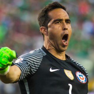 Rayados van por Claudio Bravo